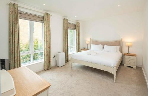Ravenscourt Park House | Spacious 5BD Family Home in Leafy West London