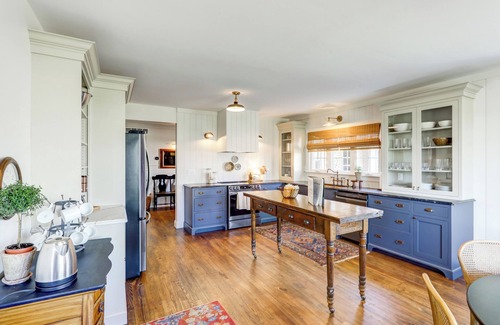 Gordonville House | Spacious 5bdrm house with AC and WiFi/Family Friendly/Fire Pit/HOT TUB