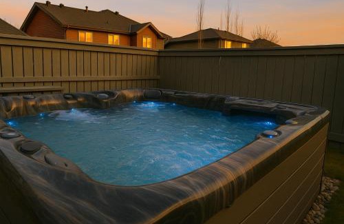 West Edmonton House | Spacious 5BR Family Home with Hot Tub, 7 Beds, Near West Edmonton Mall
