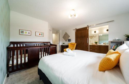 West Edmonton House | Spacious 5BR Family Home with Hot Tub, 7 Beds, Near West Edmonton Mall