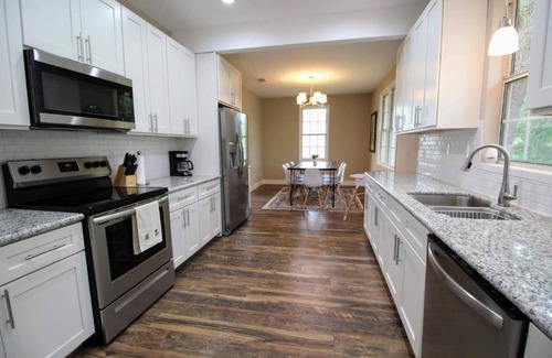 Warrington House | Spacious 5BR home. 10 min to NAS. 20 min to beach