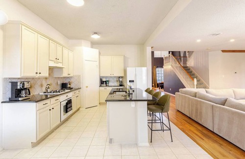 South Arlington House | Spacious 5BR Home for Families near Epic & AT&T w/Hot Tub + Game & Movie Rooms