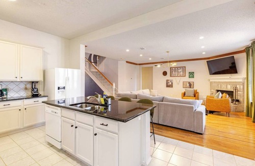 South Arlington House | Spacious 5BR Home for Families near Epic & AT&T w/Hot Tub + Game & Movie Rooms