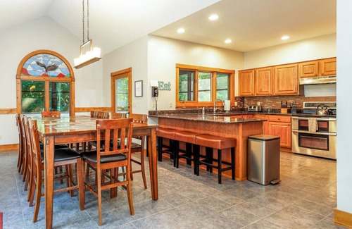 The Galena Territory House | Spacious 5BR Retreat with Hot Tub, Fireplace & Game Room | Galena Territory