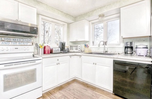 Old Orchard Beach House | Spacious 5BR Family Dream with Private Beach Access
