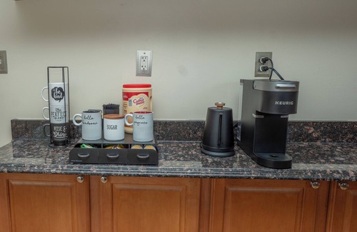 Friendly House | Spacious 5BR w/Private Fenced Backyard Near Nat'l Harbor, MGM & D.C.