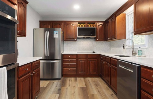 Lenexa House | Spacious 5BRHome| Quiet & Comfortable| Fenced Yard