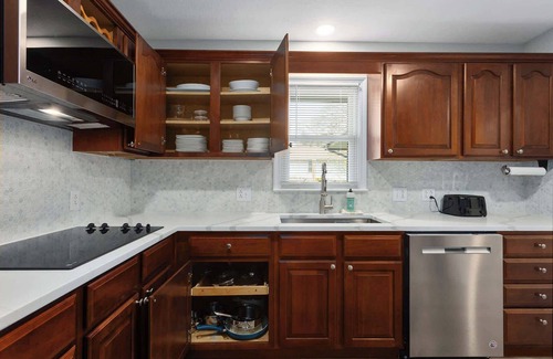 Lenexa House | Spacious 5BRHome| Quiet & Comfortable| Fenced Yard