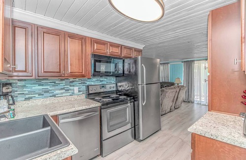 Crescent Beach House | Spacious 6-BR Beach Cottage