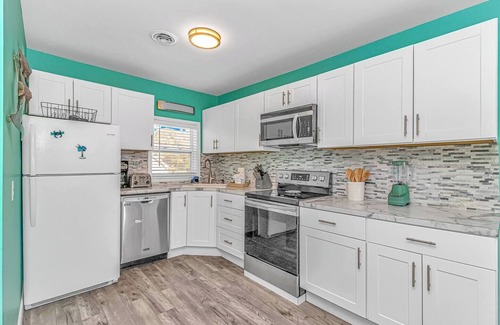 Crescent Beach House | Spacious 6-BR Beach Cottage