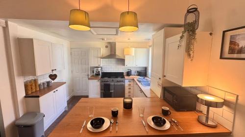 Sheffield Apartment | Spacious 6-Bed Family Home in Norfolk Park, Sleeps 12, Garden, Wi-Fi & Parking, Near Sheffield City Centre