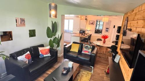 Sheffield Apartment | Spacious 6-Bed Family Home in Norfolk Park, Sleeps 12, Garden, Wi-Fi & Parking, Near Sheffield City Centre