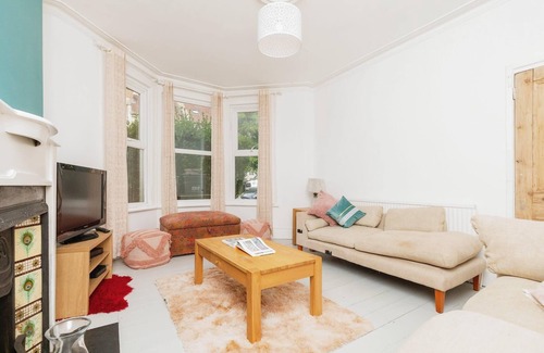 Horfield House | Spacious 6-bed Family Retreat Bristol