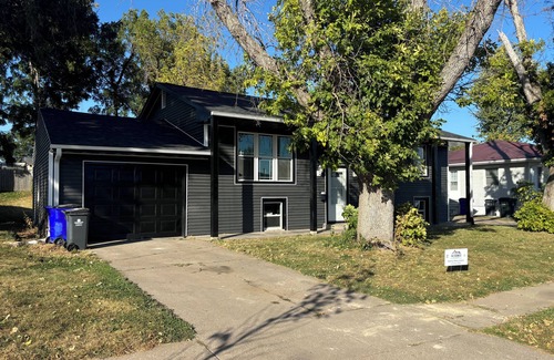 Cedar Rapids House | Spacious 6 Bed House, Wifi, TVs in all rooms. Jetted Tub, 2.5 Bath Close to I380