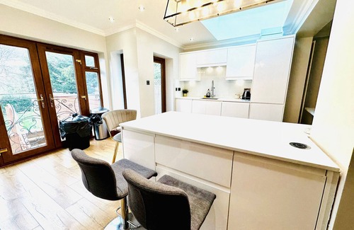 Sudbury House | Spacious 6 Bed House in Wembley