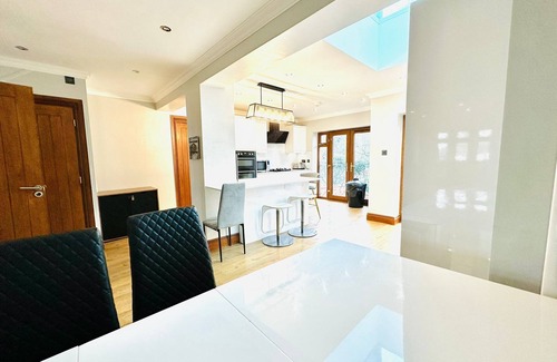 Sudbury House | Spacious 6 Bed House in Wembley