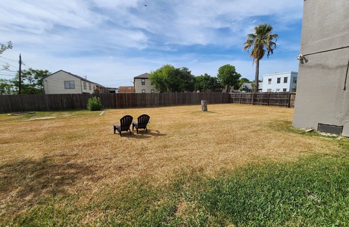 Del Mar House | Spacious 6-bedroom house in lovely Corpus Christi 1 block from Ocean Dr.