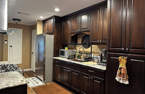 Austin House | Spacious 6-bedroom 3 Bathroom house.nNear UT, Downtown, COTA & Lots More