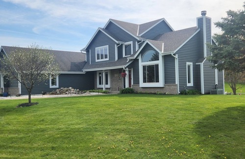 Hartford House | Spacious 6-bedroom 4 bathroom house in marvelous Hartford with pool and hot tub!