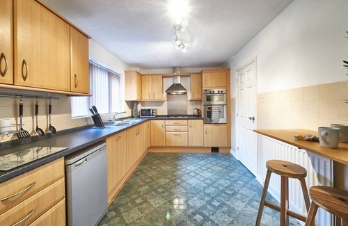 Bletchley House | Spacious 6 bedroom 5 bathroom home with parking
