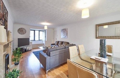 Bletchley House | Spacious 6 bedroom 5 bathroom home with parking