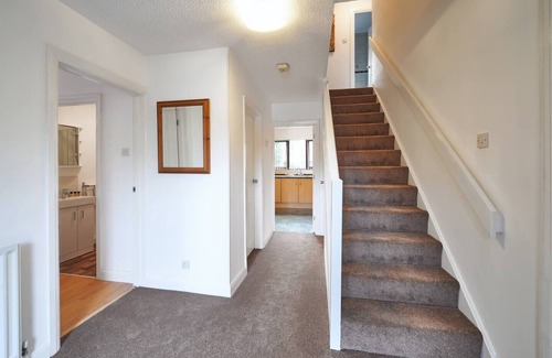 Bletchley House | Spacious 6 bedroom 5 bathroom home with parking
