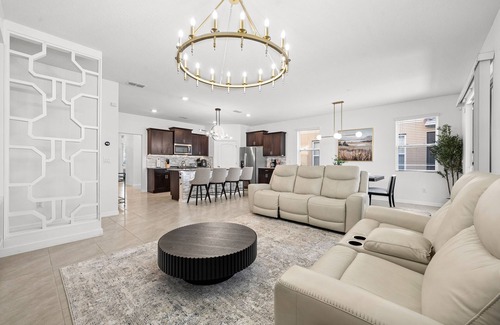 Loughman House | Spacious 6-bedroom 5.5 baths Sleeps 16 with a Private Heated Pool/Spa