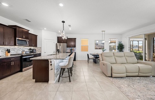 Loughman House | Spacious 6-bedroom 5.5 baths Sleeps 16 with a Private Heated Pool/Spa