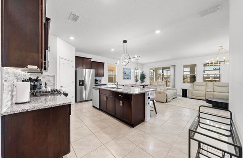 Loughman House | Spacious 6-bedroom 5.5 baths Sleeps 16 with a Private Heated Pool/Spa