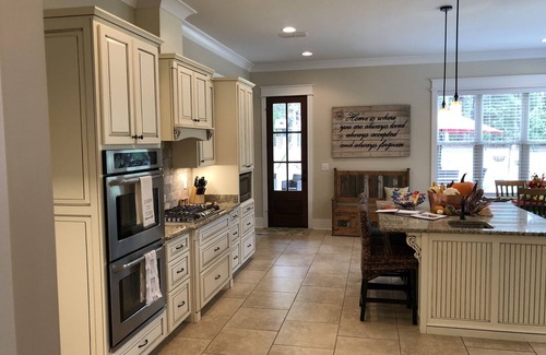 Starkville House | Spacious 6 Bedroom - 5 miles to Miss State - Home Away From Home!