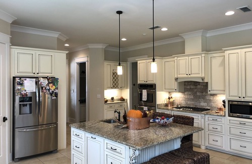 Starkville House | Spacious 6 Bedroom - 5 miles to Miss State - Home Away From Home!