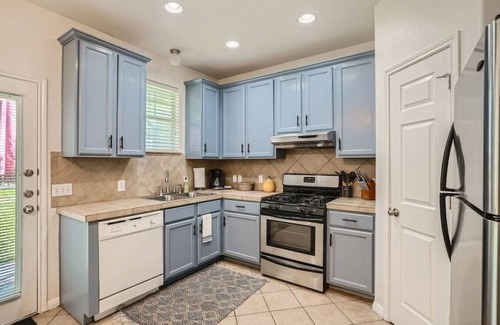 North Loop House | Spacious 6-bedroom Duplex w/Pool Mins FC Stadium/Domain