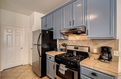 North Loop House | Spacious 6-bedroom Duplex w/Pool Mins FC Stadium/Domain
