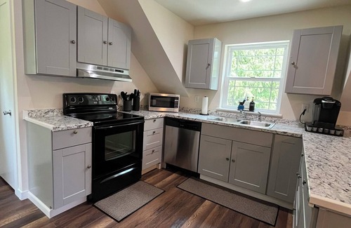 Eatonville House | Spacious 6-bedroom house on Clear Lake with Hot Tub!