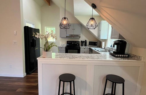 Eatonville House | Spacious 6-bedroom house on Clear Lake with Hot Tub!