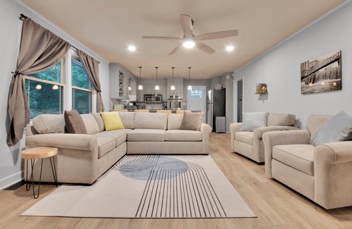 Wade Hampton House | Spacious 6 bedroom house in GVL with Game Room, 2 Living Rooms, 3 King Beds