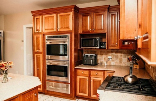 St. James House | Spacious 6-bedroom Historic Estate in Tranquil but Convenient Location