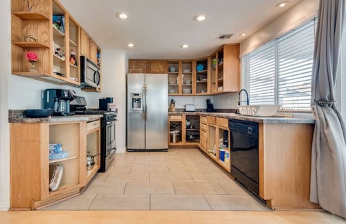 Paradise House | Spacious 6-bedroom house with AC and WiFi in vibrant Las Vegas