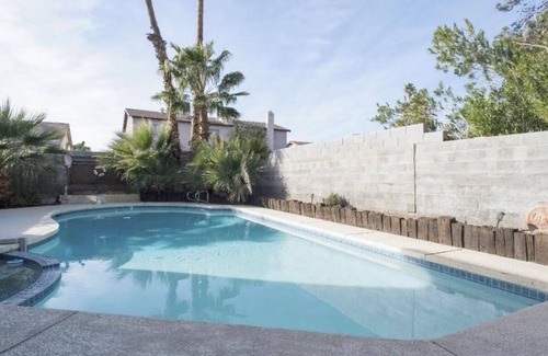 Paradise House | Spacious 6-bedroom house with AC and WiFi in vibrant Las Vegas