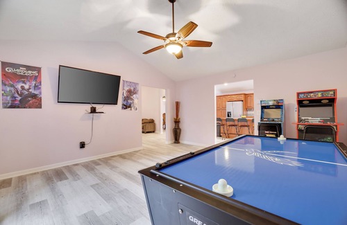Long Pond House | SPACIOUS 6-bedroom house with TWO MASTER BR AND BA, GAME ROOM, HOT TUB