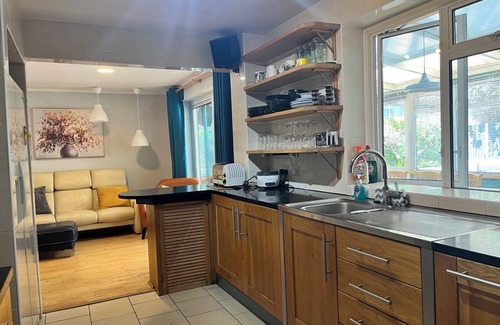 Crawley House | Spacious 6-bedroom house - 12 min from Gatwick