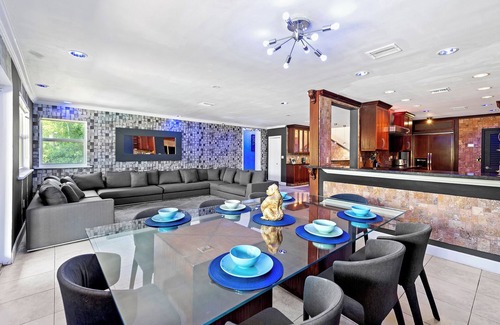 Golden Glades House | Spacious 6-bedroom house with a private night club