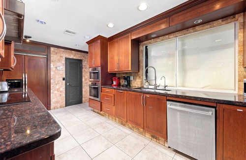 Golden Glades House | Spacious 6-bedroom house with a private night club