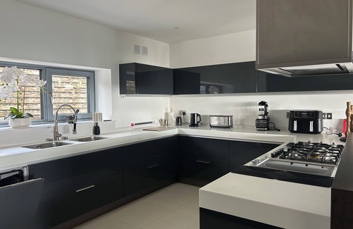 Woodstown House | Spacious 6-bedroom house with WiFi, AC in enjoyable Dunmore East