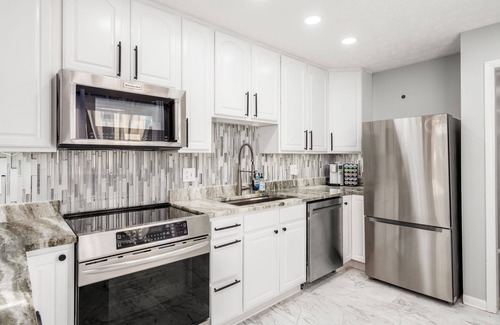 West Columbus House | Spacious 6-Bedroom Masterpiece Newly Renovated and ready for Large/Any Group