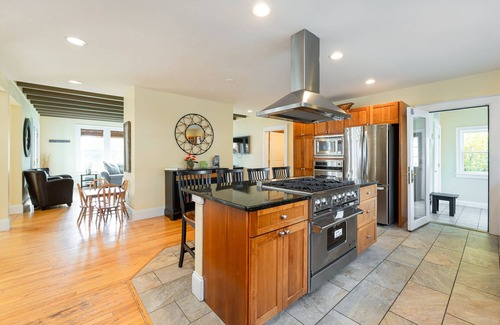 Laconia House | Spacious 6 Bedroom on Lake Winnisquam.