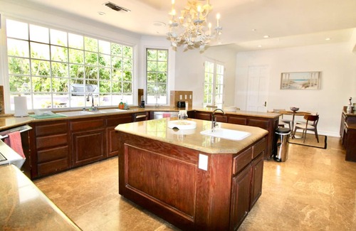 Hollywood Hills House | Spacious 6-Bedroom Estate in Fabulous Los Angeles with Tennis ,Pool & Spa