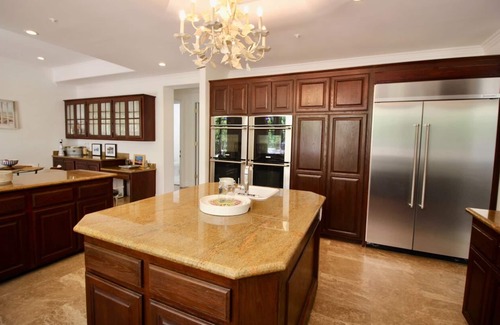 Hollywood Hills House | Spacious 6-Bedroom Estate in Fabulous Los Angeles with Tennis ,Pool & Spa