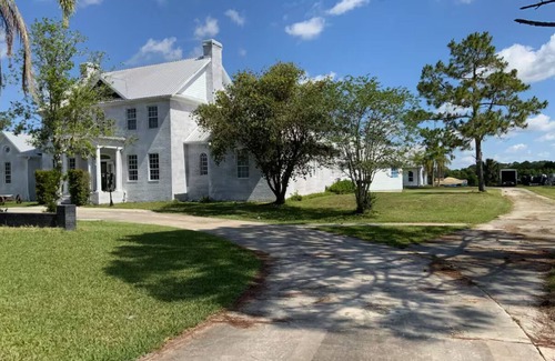 Quiet Place In The Country House | Spacious 6-bedroom house in charming Port Orange with WiFi, AC Pool