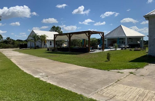 Quiet Place In The Country House | Spacious 6-bedroom house in charming Port Orange with WiFi, AC Pool